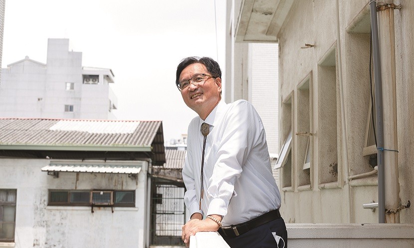 因著愛鳥走入環保運動的林世賢，還領著更多醫師賞鳥關懷環境，是今日彰化一票熱血醫師投入公共議題的推手之一。