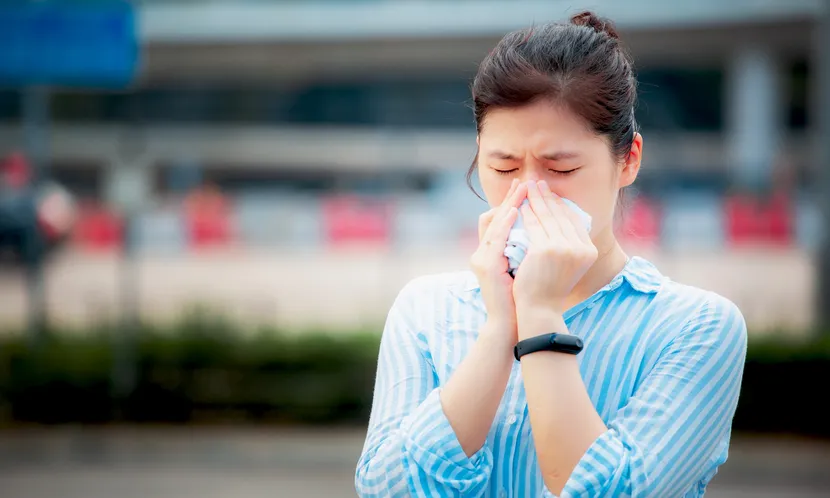近幾年新冠疫情型態改變,病例數高峰主要在夏季。圖片來源 / Shutterstock