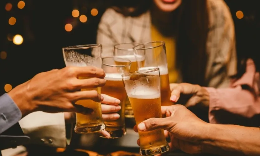 天冷喝酒真的能暖身嗎？醫師警告：血管一擴張加速散熱，反而更容易失溫