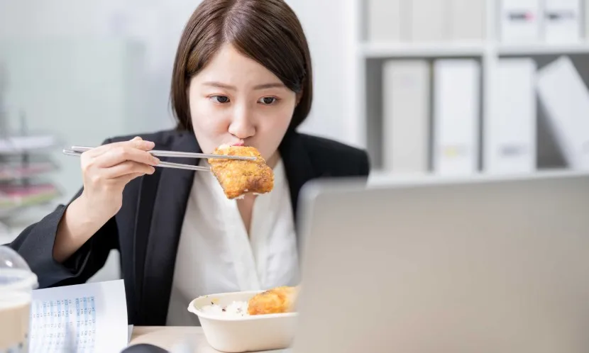 壓力大就想吃甜食？研究：看窗外綠地30秒，有助「阻斷」大腦暴食衝動