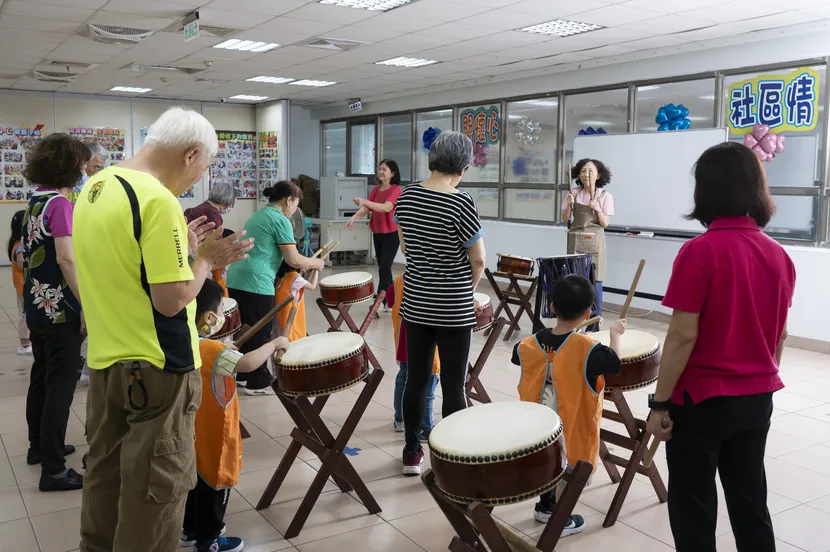 面對社區少子化及高齡化衝擊,爺奶熊寶貝近年也持續推動轉型,除開放爸媽直接帶小孩來玩,場地也能變身長輩休憩聊天的場所。圖片來源 / 黃明堂攝