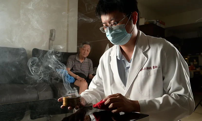 不等病人上門！中醫師深入居家醫療現場，讓老病人重新踏出家門