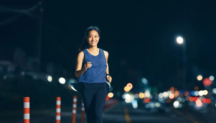 很多人以為睡前運動、洗熱水澡有助眠，但如果時間太接近就寢，反而可能讓身體保持亢奮，愈躺愈清醒。圖片來源 / Shutterstock