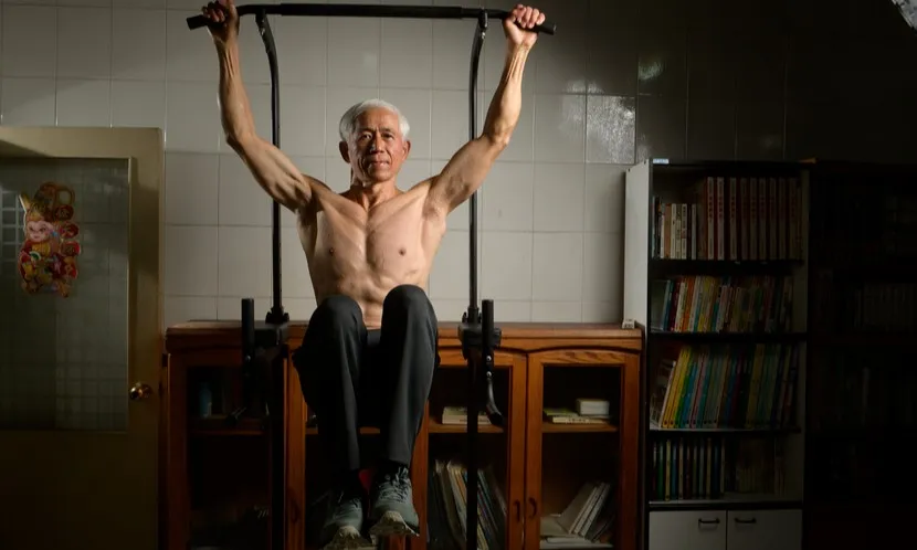 飲食與訓練菜單一次公開！曾連單槓都拉不動，68歲居家重訓練出40歲體態