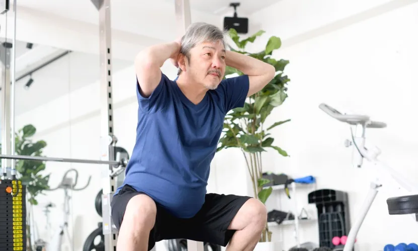 醫師建議,規律的肌力訓練、以蹲下取代彎腰、生活環境微調與提前管理,能讓長者保有「長期陪伴的能力」。圖片來源 / Shutterstock