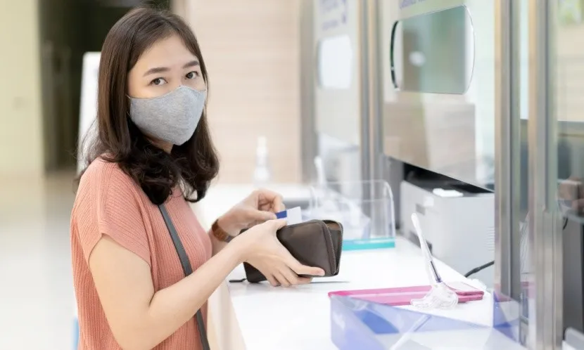 康健獨家》藥價凍結誰是贏家？專家揭：醫院悶聲發財，自費病人恐淪肥羊，價差最高達8倍