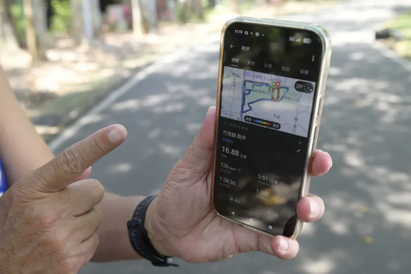 中高齡透過跑錶記錄自己跑步,除能了解自己的跑步狀態等資訊,也能增加對科技的熟悉度。圖片來源 / 陳德信攝
