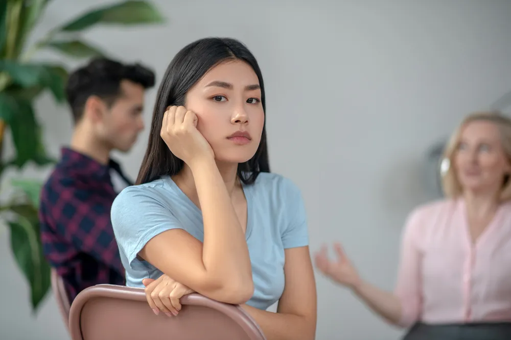 許多人透過聚會、聊天填滿時間,但若互動缺乏被理解與回應,反而容易感到疲憊與空虛。圖片來源 / Shutterstock