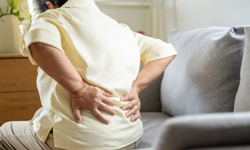 骨科診間不乏抱一下孫子,彷彿腰像快斷掉的無奈。圖片來源 / Shutterstock