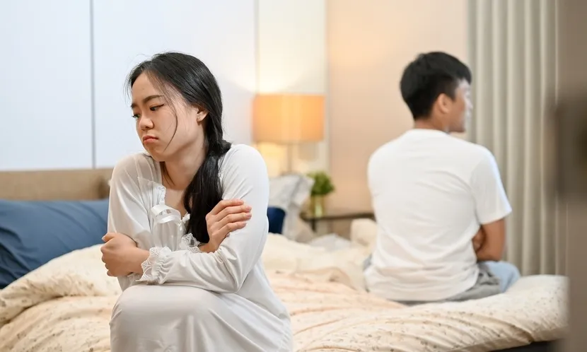 不再試圖改變,可能意味著一方已經開始拉開距離,漸漸對這段關係死心。圖片來源 / Shutterstock