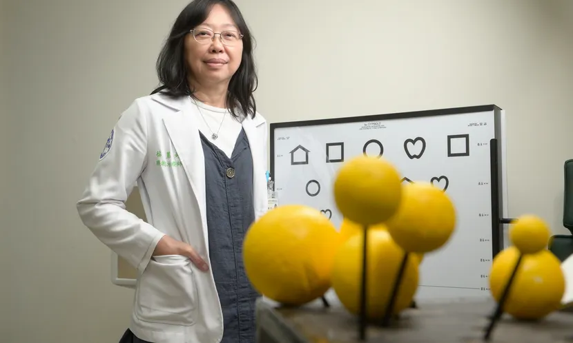 職能治療師蔡麗婷說,每個孩子的情況都不同,看到家長與孩子都在進步、成長,就是這份工作的價值和成就感所在。圖片來源 / 陳德信攝
