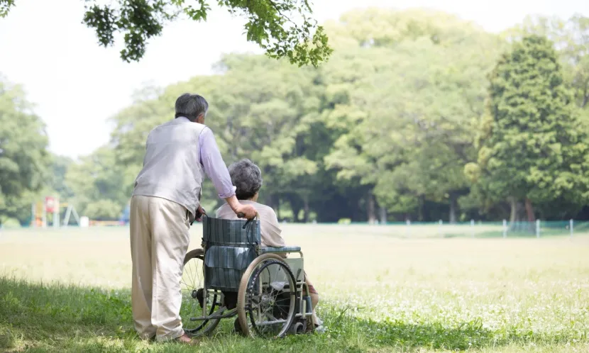 8月1日起，符合80歲以上或70～79歲癌症二期以上的民眾，無需巴氏量表評估即可申請外籍看護，卻引發民團擔憂「搶工」問題。
