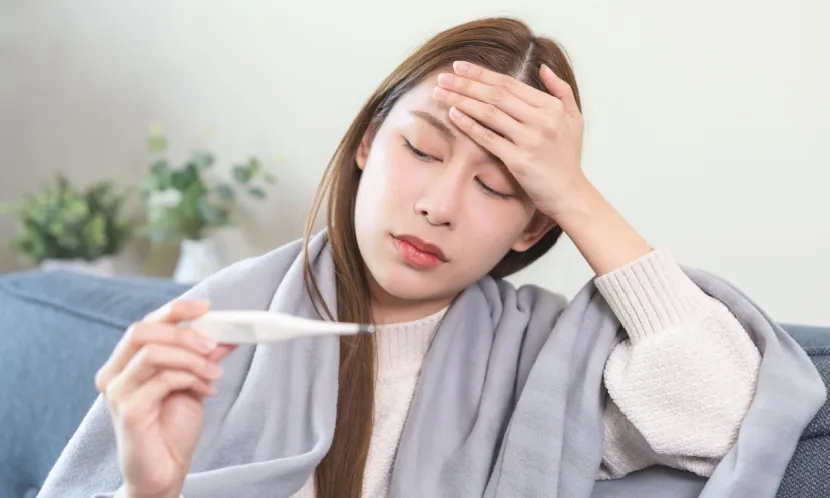感染腸病毒A71型症狀為發燒、喉嚨痛、食慾不振、手掌腳掌,以及臀部出現無痛的水泡或皮疹等「手足口病」。圖片來源 / Shutterstock