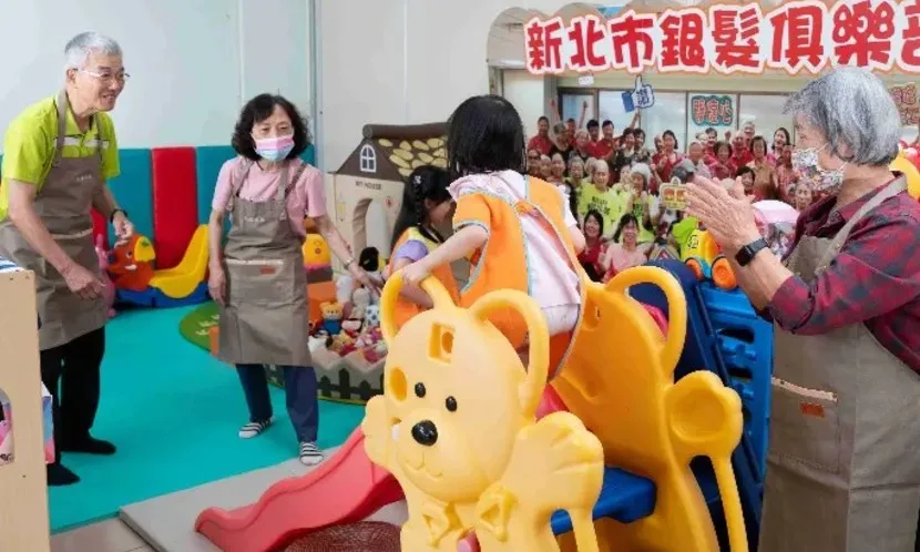 沒有血緣也能當爺奶！永和57位銀髮志工成社區臨托神隊友，陪孩子玩到忘了自己幾歲