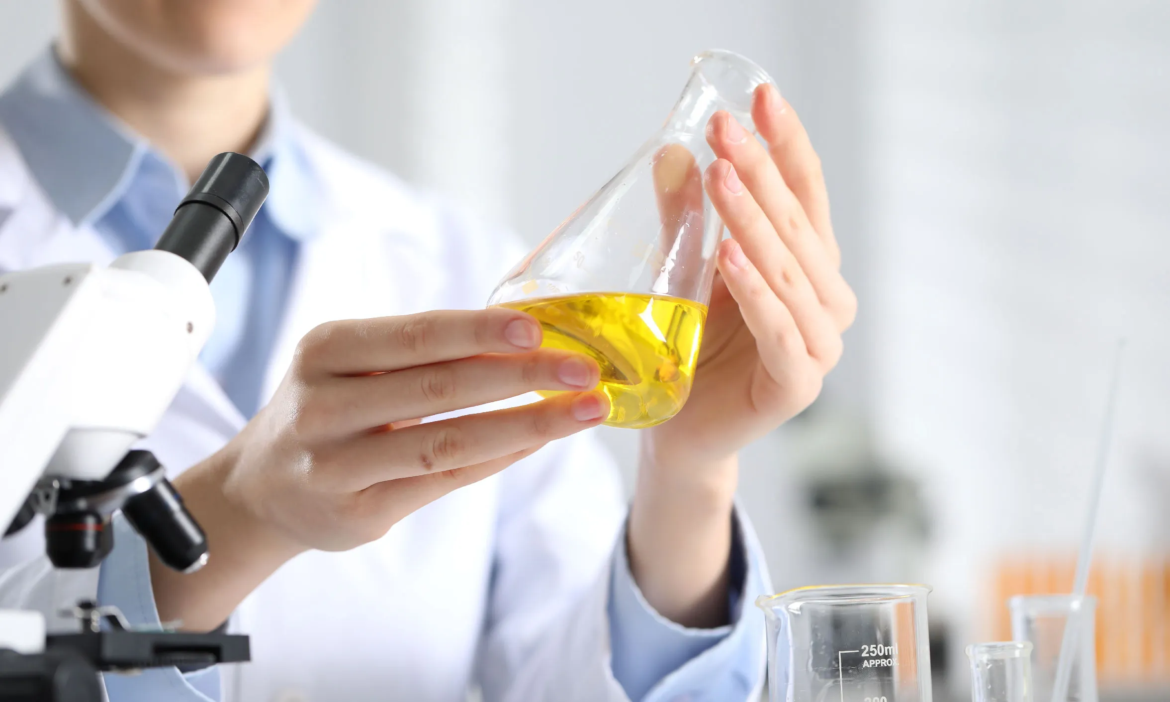 液態發酵與固態培養在受控的實驗室環境下生產，能讓每份牛樟芝保健品的劑量和活性保持一致。