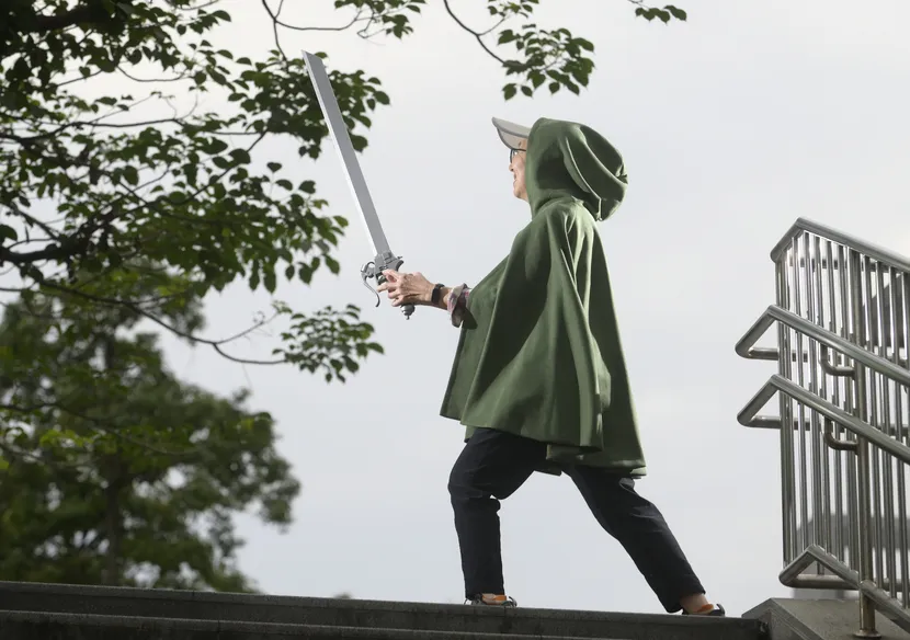 董女士不僅一起跟女兒看動漫,還會跟應女兒許願,打扮成兩人喜歡的《進擊的巨人》裡的角色。圖片來源 / 陳德信攝