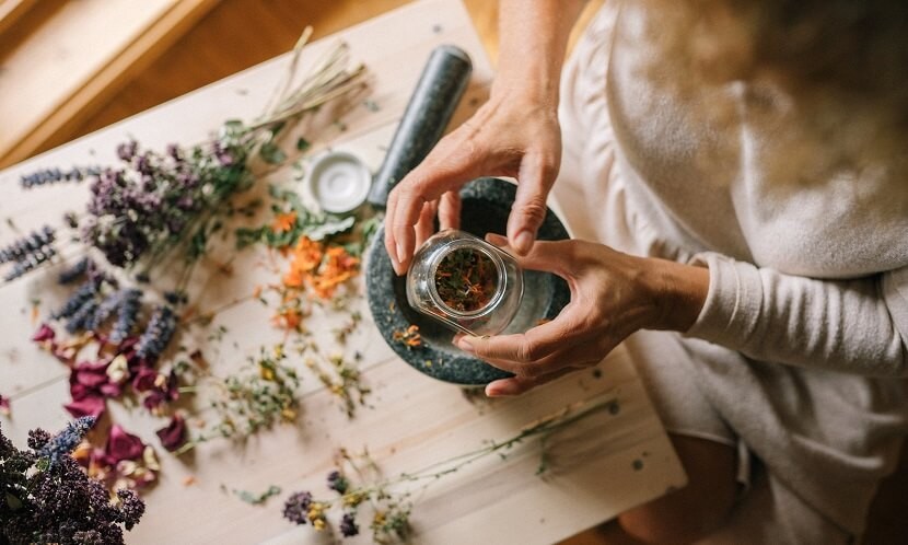 源於大自然的溫柔呵護　有益乳房健康的6大藥草油