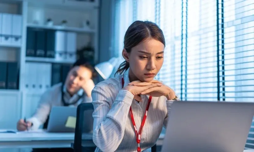 生病不敢請假，還可能遭受3種隱形職場霸凌！上班族必學3大自保之道