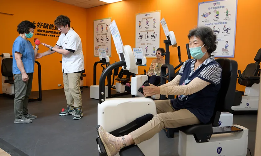 長輩到賦能運動中心運動，智慧型器材不僅有雙向阻力設計，能幫助運動，也根據使用者力氣給予相對反饋，將受傷風險降到最低。圖片來源 / 陳德信攝