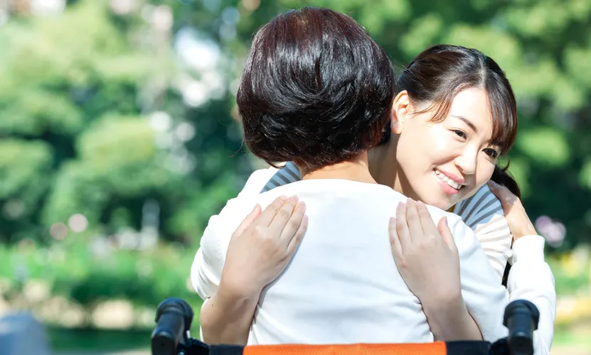 日本勞工如有家庭照顧需求，可請假長達93天可支薪的「介護休業」，還有因應短期照顧的「介護休暇」。 圖片來源 / Shutterstock