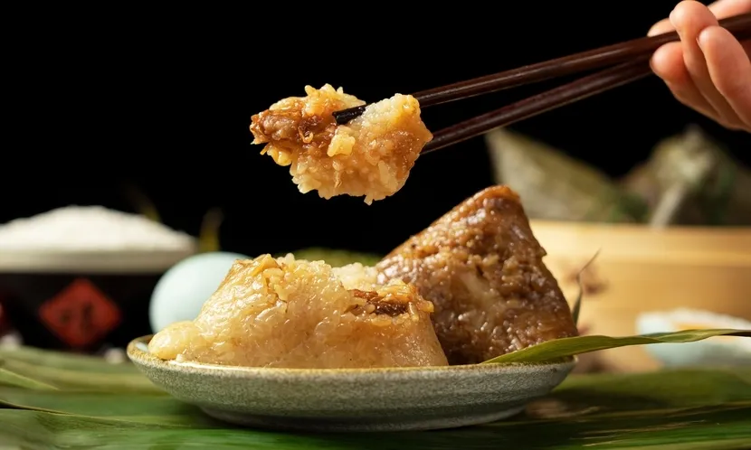 一旦食物誤入氣管,更可能引發嗆咳、誤吸,嚴重時甚至增加吸入性肺炎風險。圖片來源 / Shutterstock
