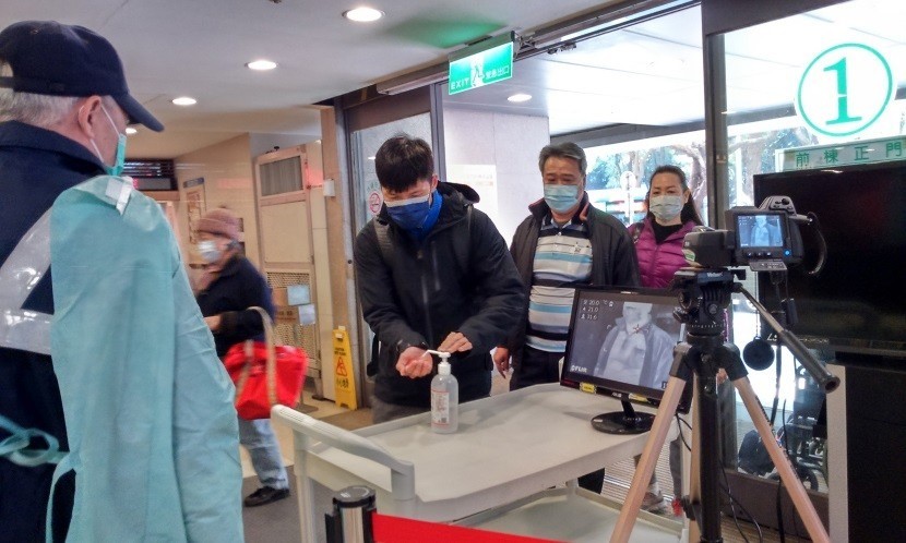 部立桃園醫院群聚感染事件，導致國內疫情緊張，此時此刻，個人如何謹守防疫措施更顯重要！配戴口罩、勤洗手大家都知道，但該怎麼做才正確？乾洗手怎麼用？酒精、次氯酸水誰的殺菌效果好？一次幫你整理。
