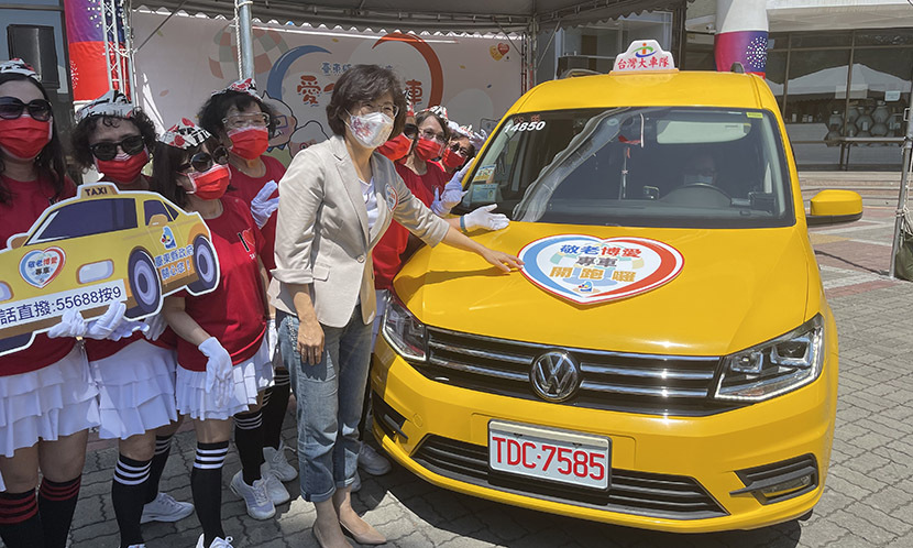 台東縣長饒慶鈴表示，為提供長者和身障朋友計程車優惠，持「台東卡」乘車，每趟車資最高可直接折抵72元