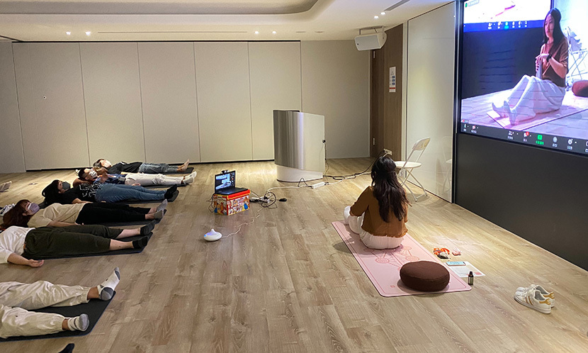心理安全感顧問諮商心理師王璽臻(Nicole)國際正念日帶領瑞嘉同仁分享正念活動