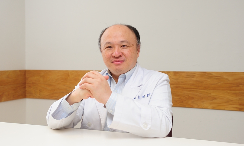出現腦中風該怎麼辦?台灣腦中風學會連立明認理事長,腦中風在黃金4.5小時內就醫的關鍵,也提醒民眾要及早認識腦中風,並強調及時送醫的重要性。
