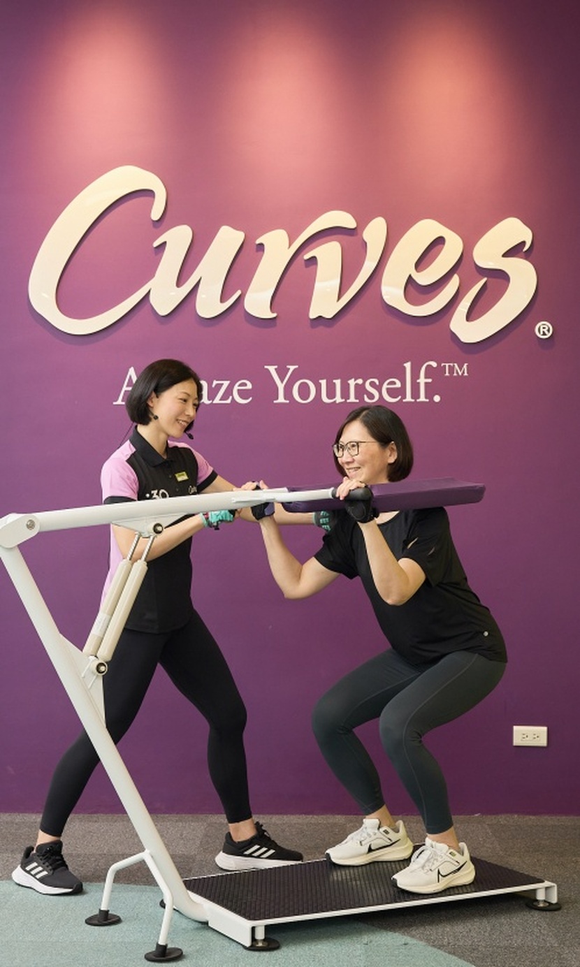 Curves可爾姿採用油壓式阻力訓練器材，以及教練從旁指導，讓熟齡族鍛鍊更安全、降低運動傷害的風險