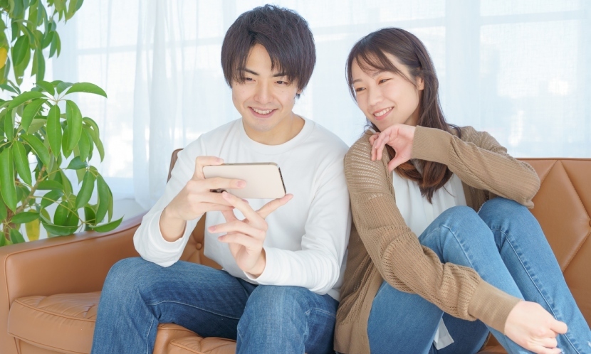 一對男女在一起生活,沒有辦理合法結婚登記,但不僅平日互相照顧,還與對方的家人互動頻繁,讓周圍的人視他們為夫妻,就可被法官認為是「事實上夫妻」。