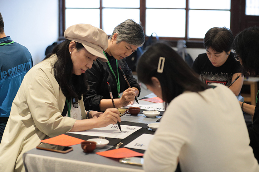 研討會的前導活動之一「蘭城藝徑文化行旅」其中一項體驗,在「蘭陽康式」第四代書法家康潤之的帶領下一同揮毫,感受世代的傳承。