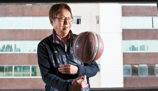 傅達仁:我81歲,一手寫詩,一手打籃球