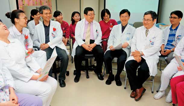 台南│台灣基督長老教會新樓醫院:產婦滿意度95%!6個大男人,把你捧在手心上