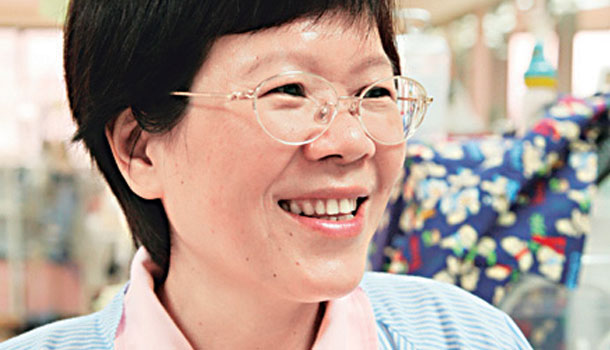 范惠珍(高醫附設中和醫院新生兒加護病房護理長) 姨婆婆跟早產兒輕聲說話