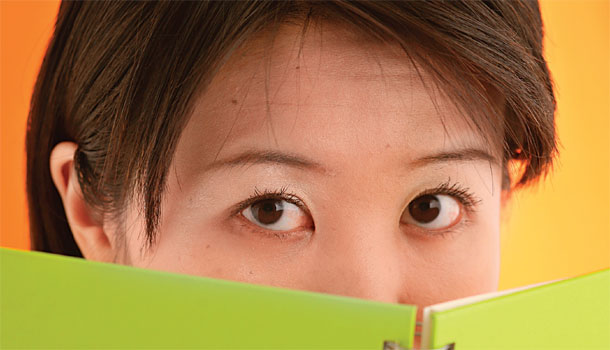 眼睛乾乾的、畫面亮亮的,是單純疲累造成的嗎?戴隱形眼鏡的眼睛有血絲