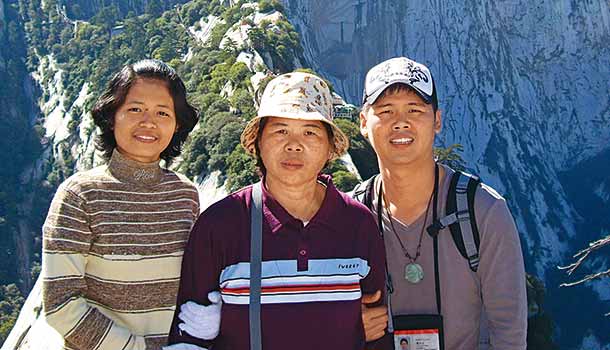 周大正:帶失智母親遊西湖、爬泰山