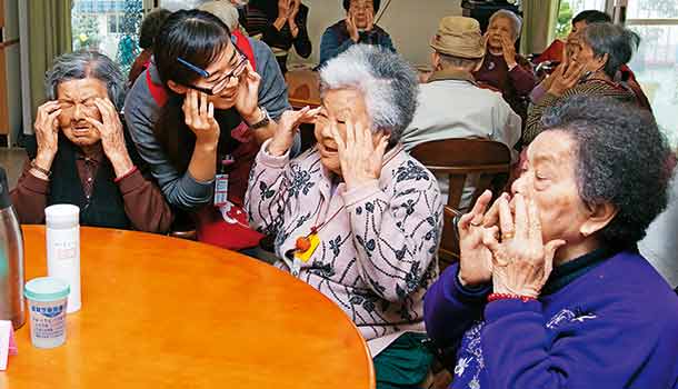 照服員變老師 阿公、阿嬤上學去