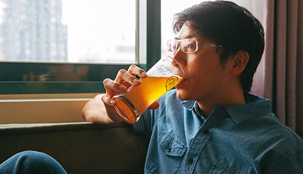 請茶葉入酒,阿宅工程師自釀啤酒奪牌