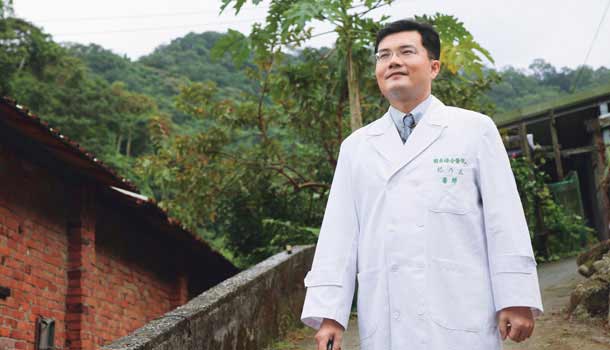彎下腰教病人洗腳