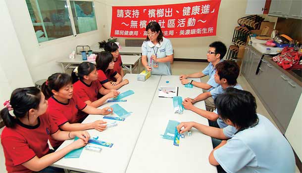 提著菜籃沿路找人篩檢