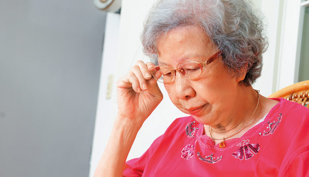 父母突然抱怨頭暈、肩頸痠痛,可能該換老花眼鏡了