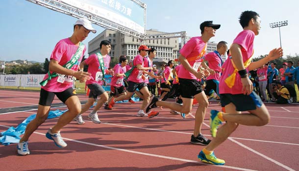穴位按摩、針灸 消除鐵腿快又有效