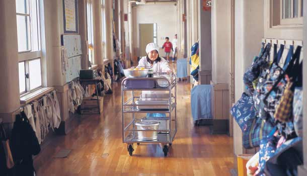 日本小學生的微笑餐桌