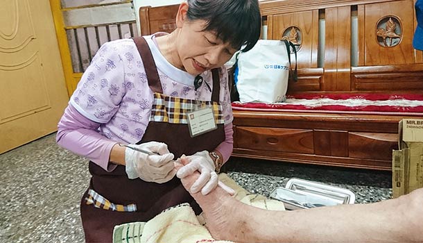 居家護理師呂郁芳:100雙長輩的腳教會我的事