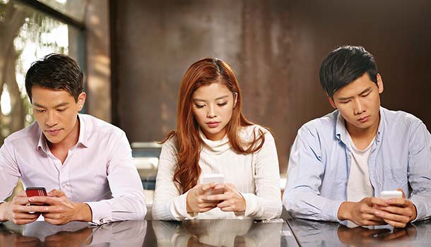 國發會2016年調查，12歲以上民眾每4人就有3人持有手機。65%的人與家人朋友吃飯時也在滑手機、80%的人等車坐車時看手機、81%的人睡前還要再來一下。手機已經變成是另一半了嗎？